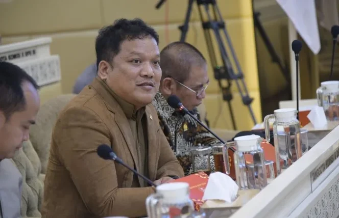 
					Anggota Komisi II DPR RI Edi Oloan Pasaribu saat RDP di Gedung Nusantara, DPR RI, Senayan, Jakarta (Foto : Pelrementaria)