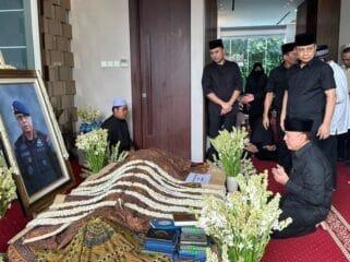 Komjen Pol (P) Mochamad Iriawan (Iwan Bule) saat bersimpuh  berdoa didepan jenazah Mantan Wakapolri  Komjen (P) Syafruddin Kambo sebelum diberangkatkan ke TMP Kalibata. (Foto :Istimewa)