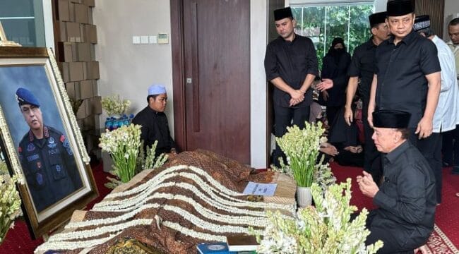 Komjen Pol (P) Mochamad Iriawan (Iwan Bule) saat bersimpuh  berdoa didepan jenazah Mantan Wakapolri  Komjen (P) Syafruddin Kambo sebelum diberangkatkan ke TMP Kalibata. (Foto :Istimewa)
