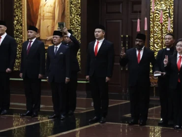 Deddy Corbuzier (Pojok Kiri) Saat dilantik Menteri Pertahanan Republik Indonesia (Menhan RI) Sjafrie Sjamsoeddin .(Foto: Biro Infohan Setjen Kemhan)