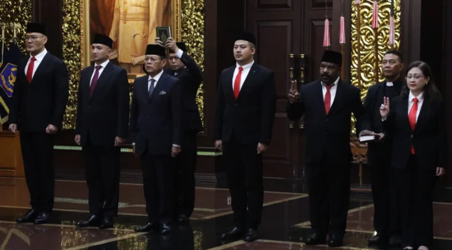Deddy Corbuzier (Pojok Kiri) Saat dilantik Menteri Pertahanan Republik Indonesia (Menhan RI) Sjafrie Sjamsoeddin .(Foto: Biro Infohan Setjen Kemhan)