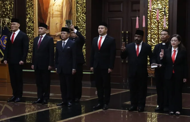 
					Deddy Corbuzier (Pojok Kiri) Saat dilantik Menteri Pertahanan Republik Indonesia (Menhan RI) Sjafrie Sjamsoeddin .(Foto: Biro Infohan Setjen Kemhan)