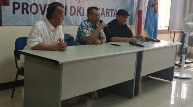 Ketua PWI DKI Jakarta Kesit B Handoyo (Tengah) saat memberikan arahan kepada peserta UKW . (Foto : PWI DKI Jakarta)