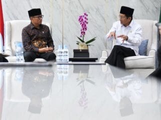 Mendes PDT Yandri Susanto saat berbincang dengan Menteri Agama Nasaruddin Umar. (Foto : Humas Kemendes)