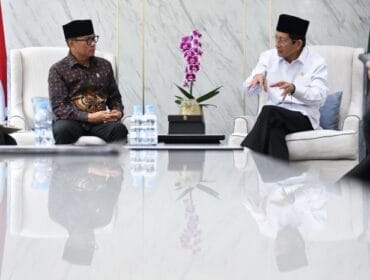Mendes PDT Yandri Susanto saat berbincang dengan Menteri Agama Nasaruddin Umar. (Foto : Humas Kemendes)
