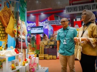Wakil Wali Kota Tangsel Pilar Saga Ichsan saat mengunjungi stan Dekranasda di pameran yang berlangsung di Jakarta Convention Center (JCC) Jakarta . (Foto : IG Humastangsel) 