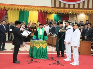Menteri Dalam Negeri Tito Karnavian Saat Melantik Muzakir Manaf sebagai Gubernur  dan Fadhlullah sebagai Wakil Gubernur Aceh . (Foto : Kasuspen Kemendagri)