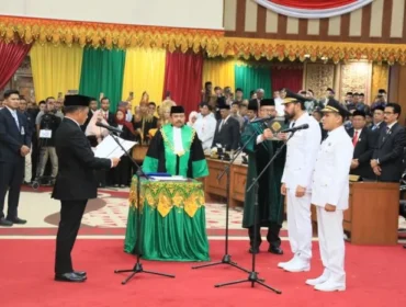 Menteri Dalam Negeri Tito Karnavian Saat Melantik Muzakir Manaf sebagai Gubernur  dan Fadhlullah sebagai Wakil Gubernur Aceh . (Foto : Kasuspen Kemendagri)