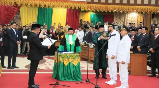 Menteri Dalam Negeri Tito Karnavian Saat Melantik Muzakir Manaf sebagai Gubernur  dan Fadhlullah sebagai Wakil Gubernur Aceh . (Foto : Kasuspen Kemendagri)