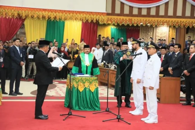 
					Menteri Dalam Negeri Tito Karnavian Saat Melantik Muzakir Manaf sebagai Gubernur  dan Fadhlullah sebagai Wakil Gubernur Aceh . (Foto : Kasuspen Kemendagri)