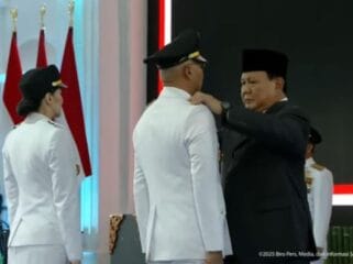 Presiden Prabowo Subianto Saat menyematkan pangkat kedinasan kepala daerah dalam acara pelantikan kepala daerah terpilih serentak di Istana Negara. ( Foto : Tangkapan Layar Video You tube Sekretaris Negara)