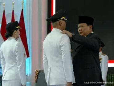 Presiden Prabowo Subianto Saat menyematkan pangkat kedinasan kepala daerah dalam acara pelantikan kepala daerah terpilih serentak di Istana Negara. ( Foto : Tangkapan Layar Video You tube Sekretaris Negara)