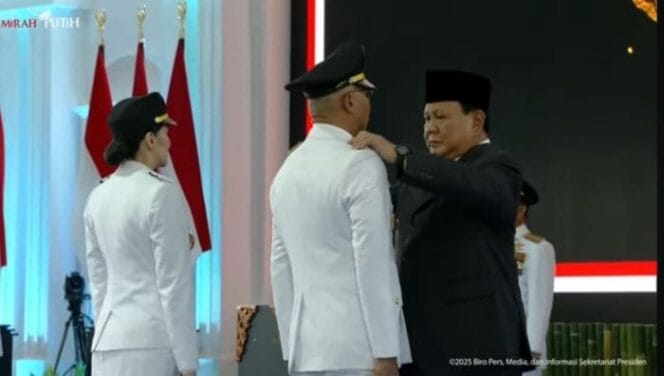 
					Presiden Prabowo Subianto Saat menyematkan pangkat kedinasan kepala daerah dalam acara pelantikan kepala daerah terpilih serentak di Istana Negara. ( Foto : Tangkapan Layar Video You tube Sekretaris Negara)