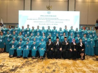 34 Ketua TP PKK dan Tim Pembina Posyandu Provinsi saat foto bersama derngan Ketua Umum Tim Penggerak Pemberdayaan dan Kesejahteraan Keluarga (TP PKK) sekaligus Ketua Umum Tim Pembina Pos Pelayanan Terpadu (Posyandu) Tri Tito Karnavian . (Foto : Puspen Kemendagri)