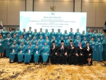 34 Ketua TP PKK dan Tim Pembina Posyandu Provinsi saat foto bersama derngan Ketua Umum Tim Penggerak Pemberdayaan dan Kesejahteraan Keluarga (TP PKK) sekaligus Ketua Umum Tim Pembina Pos Pelayanan Terpadu (Posyandu) Tri Tito Karnavian . (Foto : Puspen Kemendagri)