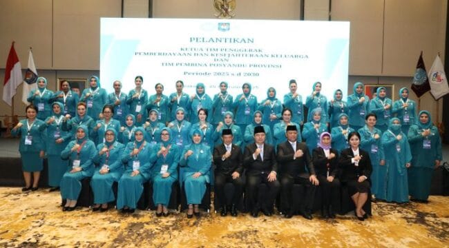 34 Ketua TP PKK dan Tim Pembina Posyandu Provinsi saat foto bersama derngan Ketua Umum Tim Penggerak Pemberdayaan dan Kesejahteraan Keluarga (TP PKK) sekaligus Ketua Umum Tim Pembina Pos Pelayanan Terpadu (Posyandu) Tri Tito Karnavian . (Foto : Puspen Kemendagri)
