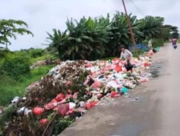 Tumpukan sampah di kawasan Jalan 
Baru Pasar Sentiong, Desa Tobat Kecamatan Balaraja.  Kabupaten Tangerang
( Foto : Tangkapan Layar Channel You tube “GAGAK TV”)