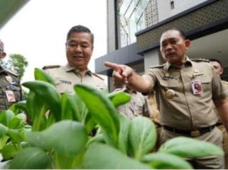 Wali Kota Jakarta Pusat Arifin saat mendampingi Pj Gubernur DKJ  Teguh Setyabudi saat meninjau tanaman hidroponik. (Foto : Kominfotik Jakpus)