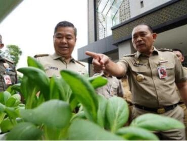 Wali Kota Jakarta Pusat Arifin saat mendampingi Pj Gubernur DKJ  Teguh Setyabudi saat meninjau tanaman hidroponik. (Foto : Kominfotik Jakpus)