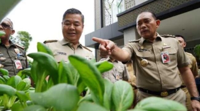 Wali Kota Jakarta Pusat Arifin saat mendampingi Pj Gubernur DKJ  Teguh Setyabudi saat meninjau tanaman hidroponik. (Foto : Kominfotik Jakpus)
