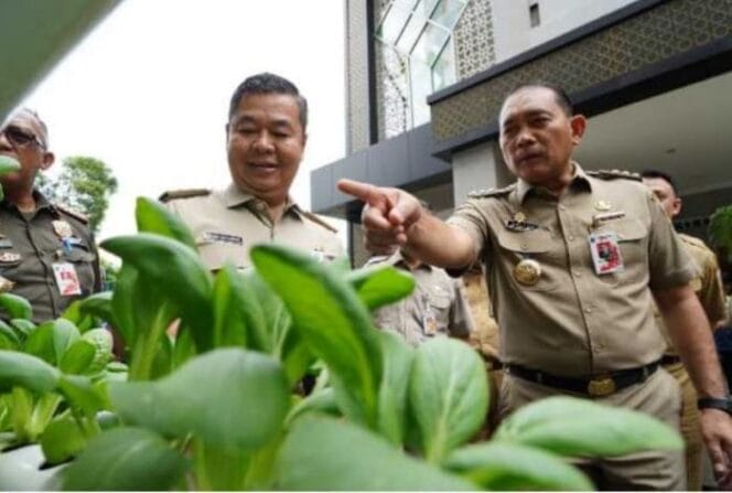 
					Wali Kota Jakarta Pusat Arifin saat mendampingi Pj Gubernur DKJ  Teguh Setyabudi saat meninjau tanaman hidroponik. (Foto : Kominfotik Jakpus)