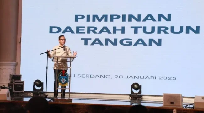 Wamendagri Bima Arya Saat memberikan sambutan dalam kegiatan Rapat Efisiensi Belanja dalam Pelaksanaan APBN dan APBD Tahun Anggaran 2025 . (Foto : Puspen Kemendagri)