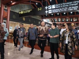 Menteri Koordinator Bidang Infrastruktur dan Pembangunan Kewilayahan, Agus Harimurti Yudhoyono (AHY) bersama Menteri BUMN Erick Thohir saat sidak ke Bandara Soekarno Hatta. (Foto : Kemenko IPK)