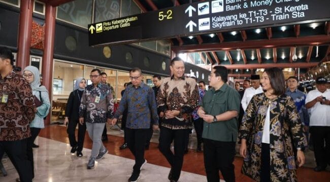 Menteri Koordinator Bidang Infrastruktur dan Pembangunan Kewilayahan, Agus Harimurti Yudhoyono (AHY) bersama Menteri BUMN Erick Thohir saat sidak ke Bandara Soekarno Hatta. (Foto : Kemenko IPK)