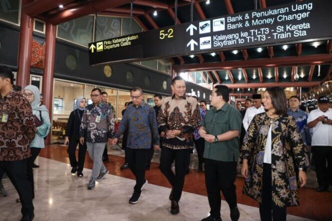 
					Menteri Koordinator Bidang Infrastruktur dan Pembangunan Kewilayahan, Agus Harimurti Yudhoyono (AHY) bersama Menteri BUMN Erick Thohir saat sidak ke Bandara Soekarno Hatta. (Foto : Kemenko IPK)