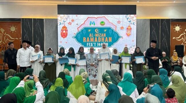 Menteri Pemberdayaan Perempuan dan Perlindungan Anak (PPPA), Arifatul Chairi Fauzi (tengah) saat foto bersama dengan penerima Al Mizan Award 2025 (foto: Ist)