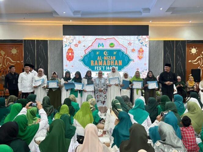 
					Menteri Pemberdayaan Perempuan dan Perlindungan Anak (PPPA), Arifatul Chairi Fauzi (tengah) saat foto bersama dengan penerima Al Mizan Award 2025 (foto: Ist)