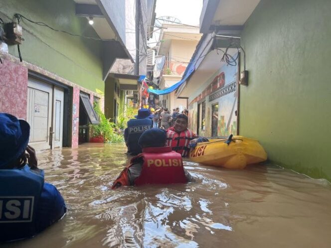 
					Tim SAR Batalyon B Satuan Brimob Polda Metro Jaya saat melakukan evakuasi korban banjir (Foto; Humas Polda Metro Jaya)