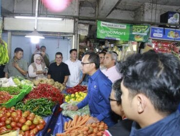 Wamendagri Bima Arya saat meninjau Pasar Kosambi Bandung (Foto; Puspen Kemendagri)