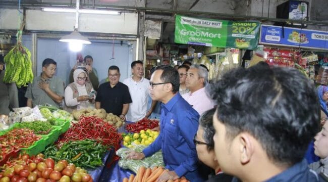 Wamendagri Bima Arya saat meninjau Pasar Kosambi Bandung (Foto; Puspen Kemendagri)
