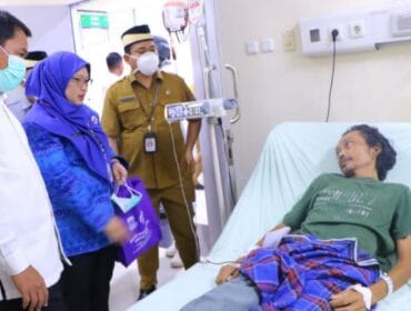 Bupati Tangerang Moch Maesyal Rasyid didampingi Wakil Bupati Intan Nurul Hikmah  saat berinteraksi dengan pasien RSUD Pakuhaji. (Foto; Prokopim Kab.Tangerang)