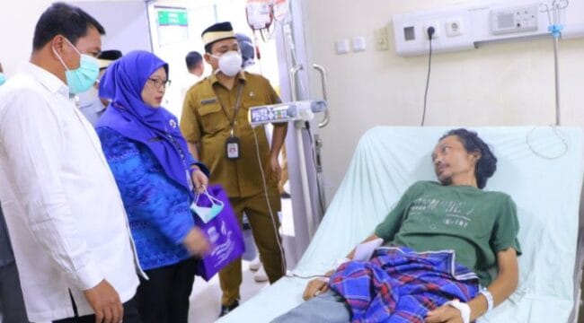 Bupati Tangerang Moch Maesyal Rasyid didampingi Wakil Bupati Intan Nurul Hikmah  saat berinteraksi dengan pasien RSUD Pakuhaji. (Foto; Prokopim Kab.Tangerang)