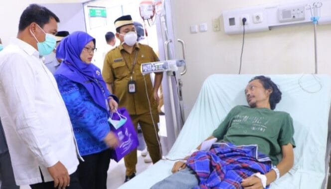 
					Bupati Tangerang Moch Maesyal Rasyid didampingi Wakil Bupati Intan Nurul Hikmah  saat berinteraksi dengan pasien RSUD Pakuhaji. (Foto; Prokopim Kab.Tangerang)