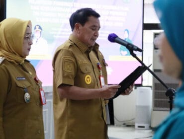 Bupati Tangerang, Moch. Maesyal Rasyid  didampingi Wabup Intan Nurul Hikmah saat melantik TP PKK dan Posyando Kabupaten Tangerang ( Foto: Diskominfo Kab.Tangeran)