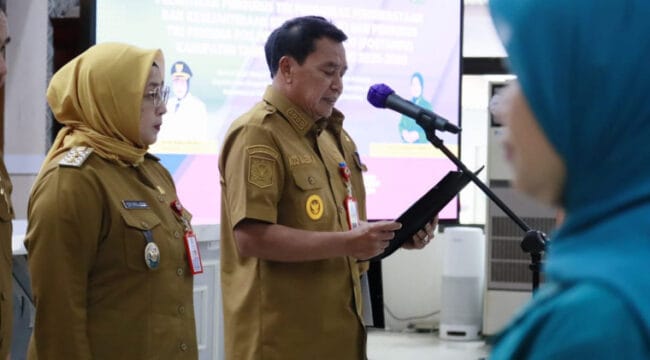Bupati Tangerang, Moch. Maesyal Rasyid  didampingi Wabup Intan Nurul Hikmah saat melantik TP PKK dan Posyando Kabupaten Tangerang ( Foto: Diskominfo Kab.Tangeran)
