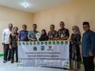 Camat kemayoran Dicky Suherlan (Empat dari kiri) bersama jajaran Baznas Jakpus saat menyerahkan kunci rumah. (Foto : PWI Jakpus)