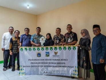 Camat kemayoran Dicky Suherlan (Empat dari kiri) bersama jajaran Baznas Jakpus saat menyerahkan kunci rumah. (Foto : PWI Jakpus)