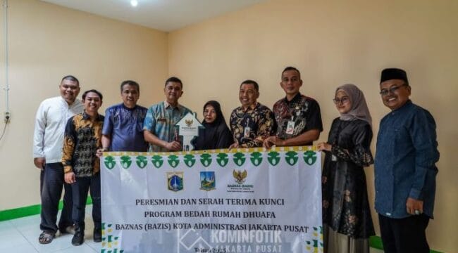 Camat kemayoran Dicky Suherlan (Empat dari kiri) bersama jajaran Baznas Jakpus saat menyerahkan kunci rumah. (Foto : PWI Jakpus)