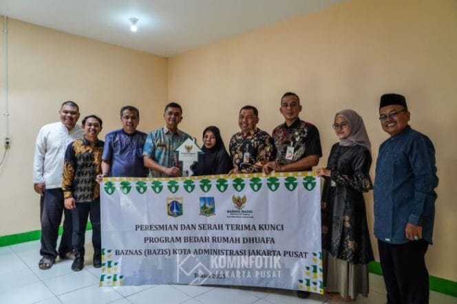 
					Camat kemayoran Dicky Suherlan (Empat dari kiri) bersama jajaran Baznas Jakpus saat menyerahkan kunci rumah. (Foto : PWI Jakpus)