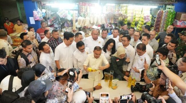 Wakil Ketua DPR RI Sufmi Dasco Ahmad saat mengecek takaran minyak goreng Minyakita dihadapan awak media. (Foto; Parlementaria )