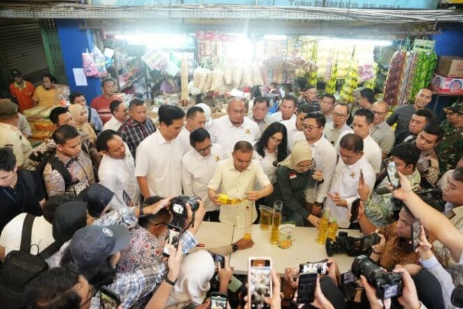 
					Wakil Ketua DPR RI Sufmi Dasco Ahmad saat mengecek takaran minyak goreng Minyakita dihadapan awak media. (Foto; Parlementaria )