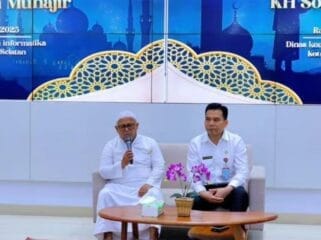 Kepala Diskominfo Tangsel TB. Asep Nurdin saat mendapingi KH Sofiallah Muhajir.dalam dalam kegiatan Kajian Islam  (Foto : Humas Kota Tangsel)