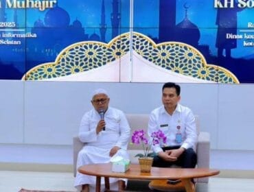 Kepala Diskominfo Tangsel TB. Asep Nurdin saat mendapingi KH Sofiallah Muhajir.dalam dalam kegiatan Kajian Islam  (Foto : Humas Kota Tangsel)
