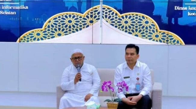 Kepala Diskominfo Tangsel TB. Asep Nurdin saat mendapingi KH Sofiallah Muhajir.dalam dalam kegiatan Kajian Islam  (Foto : Humas Kota Tangsel)