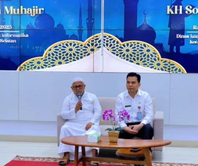 
					Kepala Diskominfo Tangsel TB. Asep Nurdin saat mendapingi KH Sofiallah Muhajir.dalam dalam kegiatan Kajian Islam  (Foto : Humas Kota Tangsel)