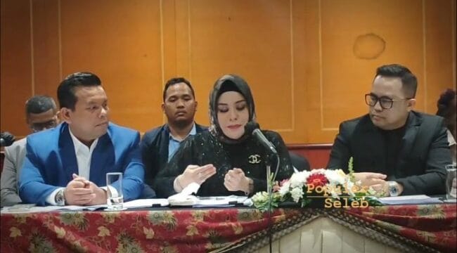 CEO PT Ratansha Purnama Abadi Heni Sagara (tengah ) Saat meberikan klarifikasi. (Foto : Tangkapan Layar Youtube Popular seleb)